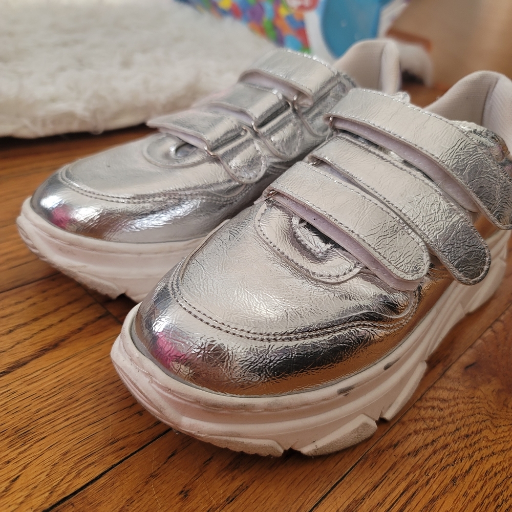 Sneakers - Picture 3 of 4